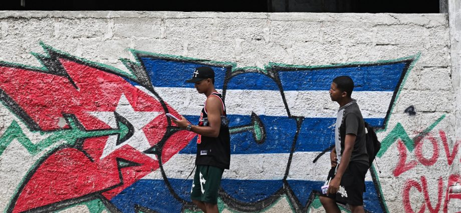 cuba’s-power-grid-collapses-again,-triggering-third-blackout-in-10-days