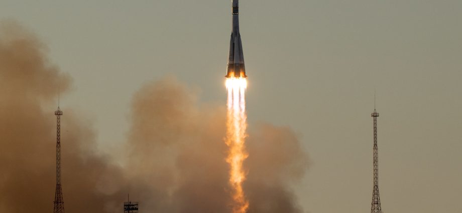 nasa-astronaut-anil-menon,-crewmates-arrive-at-space-station