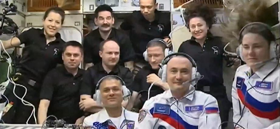 new-trio-enters-station-and-joins-expedition-74-crew