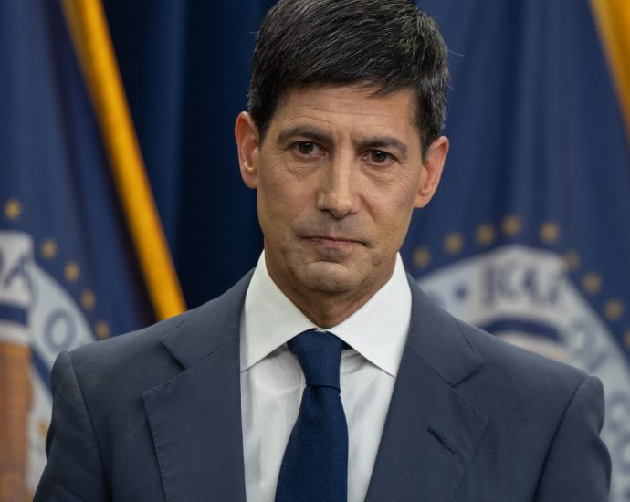 Warsh Reiterates Fed’s Pledge to Get Inflation Down but Doesn’t Specify How