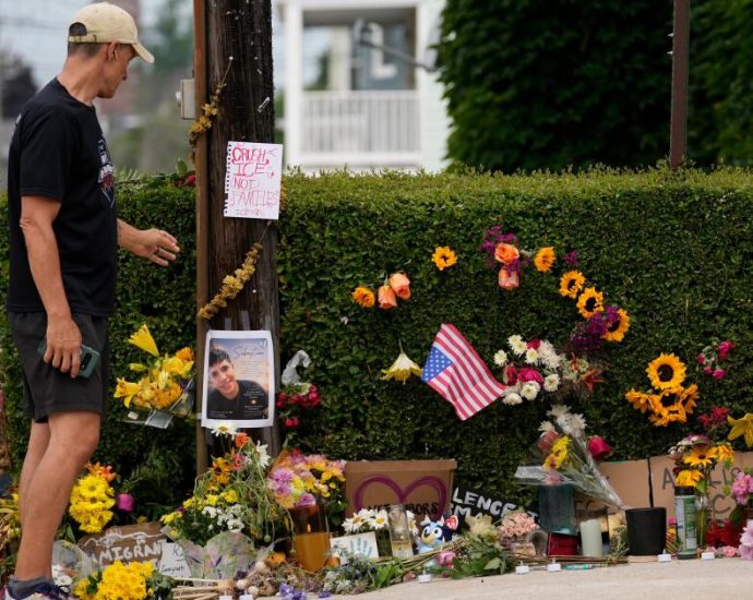 ice-will-suspend-most-vehicle-stops-in-the-wake-of-two-deadly-shootings