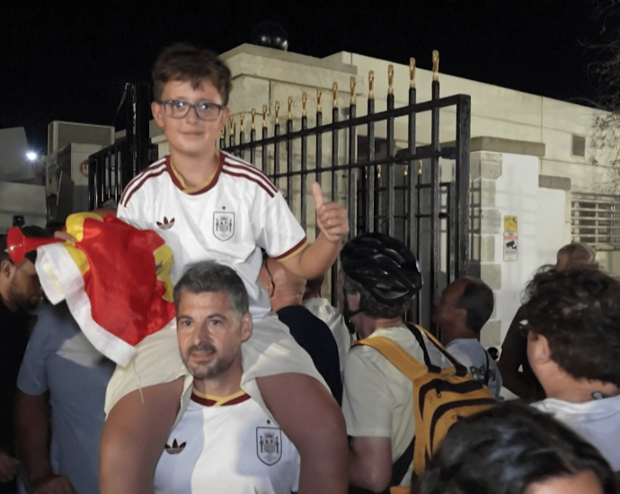 crowds-cross-between-spain-and-gibraltar-following-uk-eu-treaty