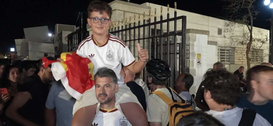 crowds-cross-between-spain-and-gibraltar-following-uk-eu-treaty