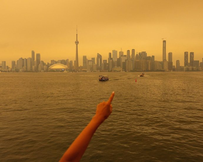 toronto-engulfed-by-wildfire-smoke-as-us-cities-threatened