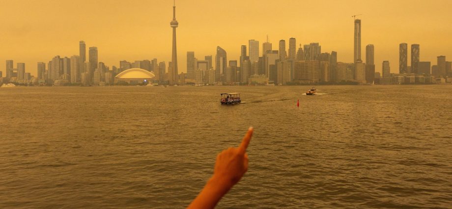 toronto-engulfed-by-wildfire-smoke-as-us-cities-threatened