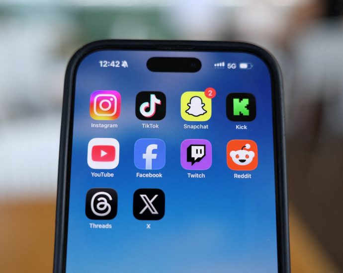 uk-proposes-voluntary-overnight-social-media-curfew-for-older-teens