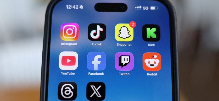 uk-proposes-voluntary-overnight-social-media-curfew-for-older-teens