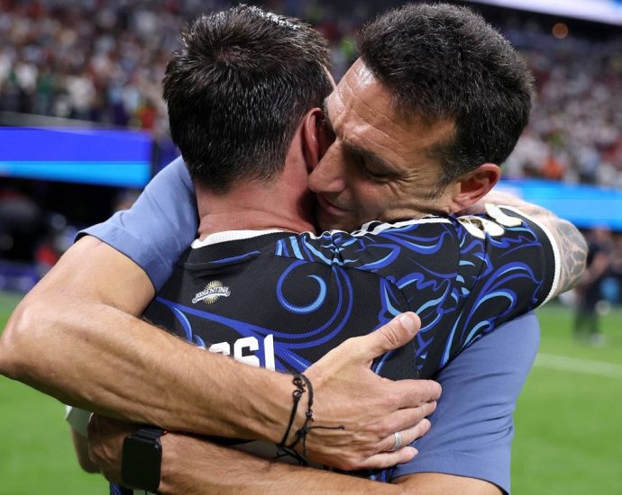 el-abrazo-que-hizo-llorar-a-todos:-messi-y-scaloni-unidos-por-el-sueno-de-la-cuarta-estrella