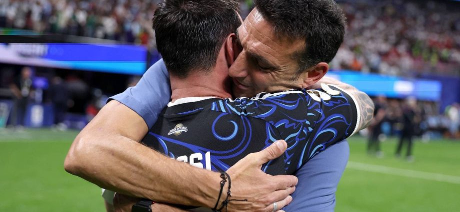 el-abrazo-que-hizo-llorar-a-todos:-messi-y-scaloni-unidos-por-el-sueno-de-la-cuarta-estrella