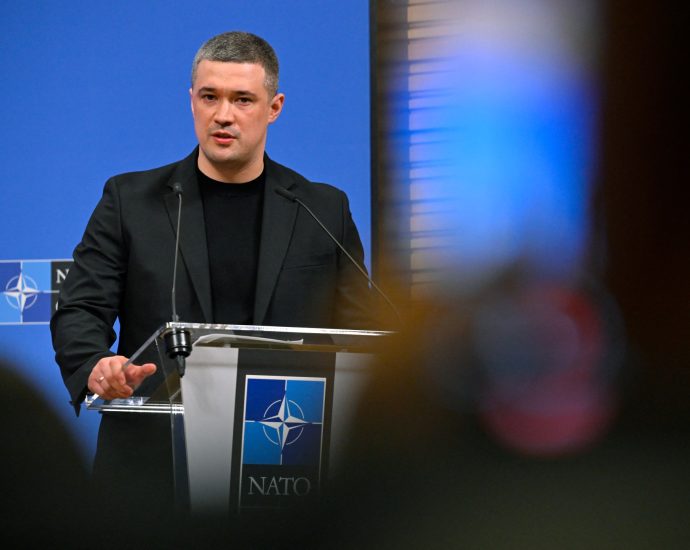 hundreds-protest-in-kyiv-over-zelenskyy’s-dismissal-of-defence-minister