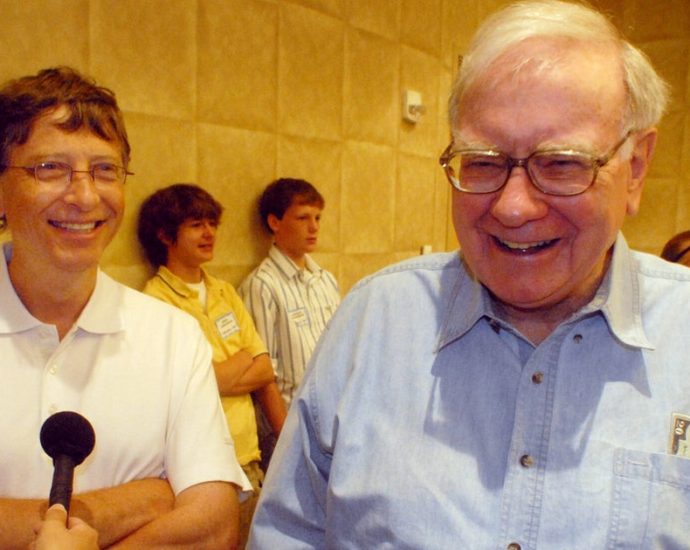 warren-buffett-cuts-gates-foundation-from-charitable-work,-but-says-it-isn’t-about-epstein