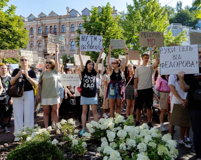 rare-protests-in-kyiv-over-dismissal-of-defence-minister