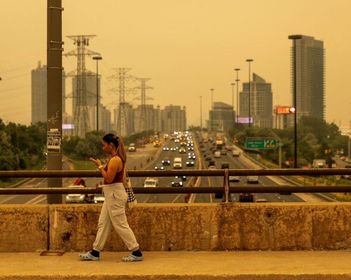 minnesota-wildfires-force-dramatic-rescues-as-smoke-chokes-the-eastern-us