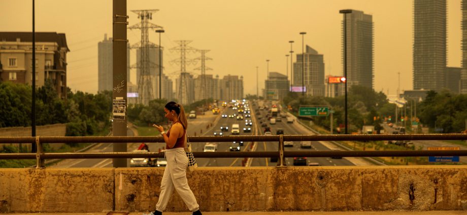 minnesota-wildfires-force-dramatic-rescues-as-smoke-chokes-the-eastern-us