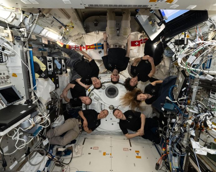 expanded-crew-works-science,-microgravity-adaptation,-and-next-crew-departure