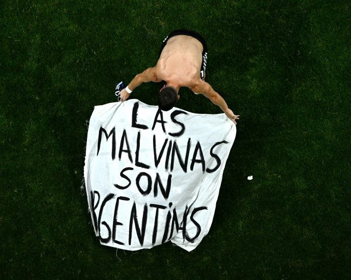 fifa-to-probe-argentina’s-falklands-banner-display-at-world-cup-semifinal