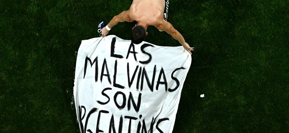 fifa-to-probe-argentina’s-falklands-banner-display-at-world-cup-semifinal
