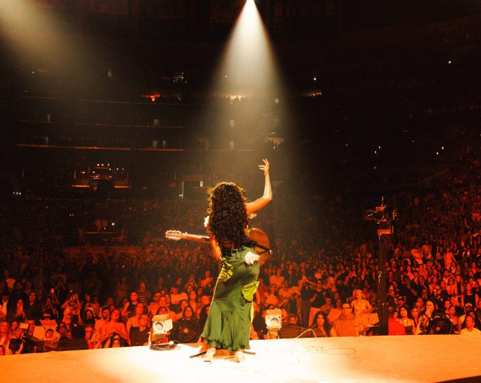 olivia-dean-is-the-classic-superstar-we’ve-been-waiting-form-and-her-la-show-proved-it