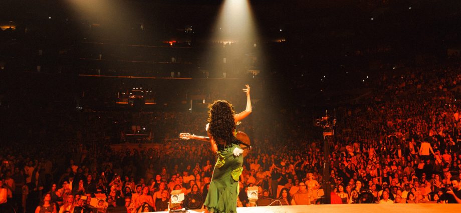 olivia-dean-is-the-classic-superstar-we’ve-been-waiting-form-and-her-la-show-proved-it