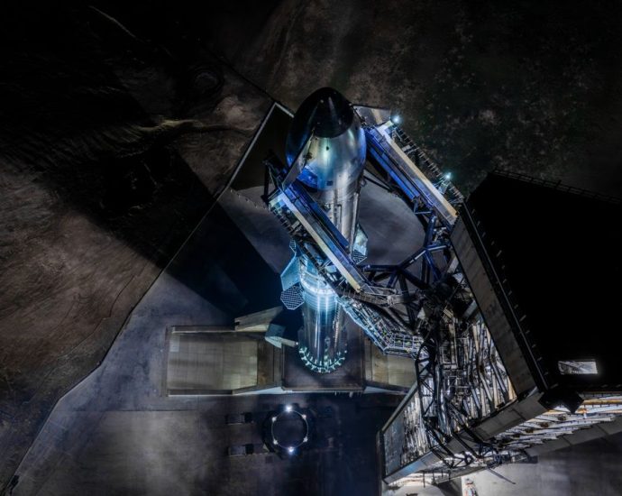 SpaceX stacks massive Starship rocket ahead of today’s Flight 13 test launch (video)