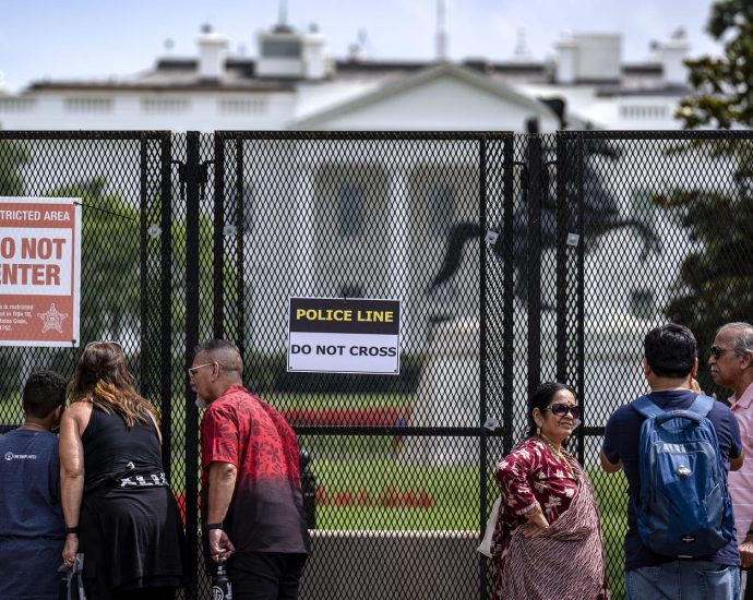 federal-panel-signals-it-could-support-permanent-fencing-around-white-house-park-known-for-protests