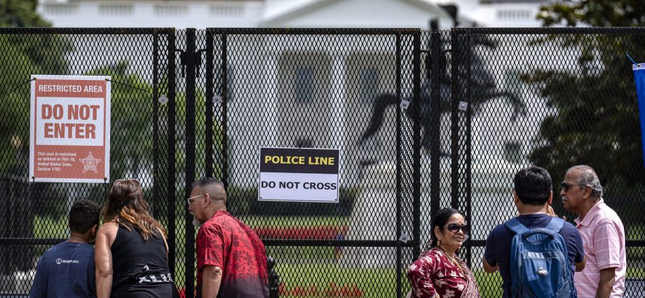 federal-panel-signals-it-could-support-permanent-fencing-around-white-house-park-known-for-protests
