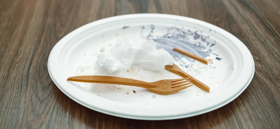new-“living-plastic”-self-destructs-in-just-6-days-without-leaving-microplastics