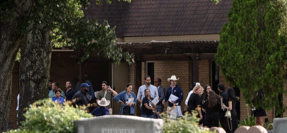 anguish-and-disbelief-at-wake-for-lorenzo-salgado-araujo,-killed-by-ice-in-houston