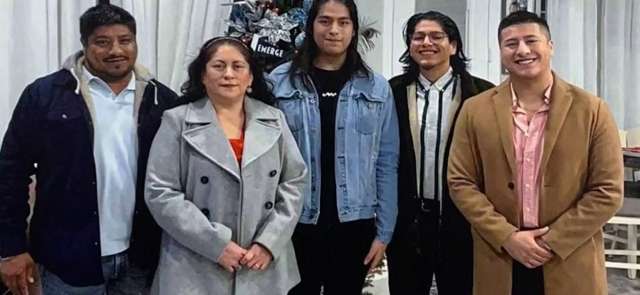 report-from-houston:-family-of-ice-shooting-victim-lorenzo-salgado-araujo-holds-public-viewing
