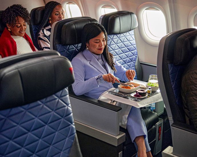 the-striking-differences-between-premium-economy-&-economy-class-in-2026