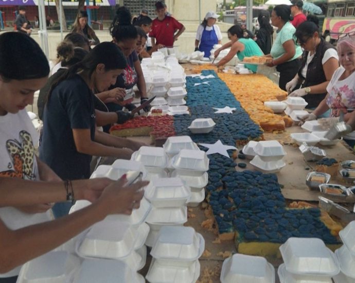 a-giant-cake-for-venezuelan-quake-child-survivors-as-death-toll-passes-5000