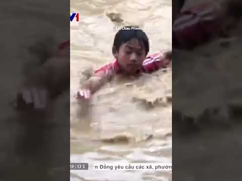 deadly-flash-flood-sweeps-through-vietnamese-village