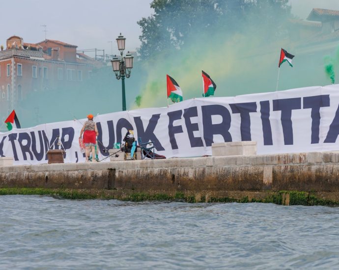 protesters-confront-the-traitor-envoy-on-his-superyacht-“diplomacy”-tour