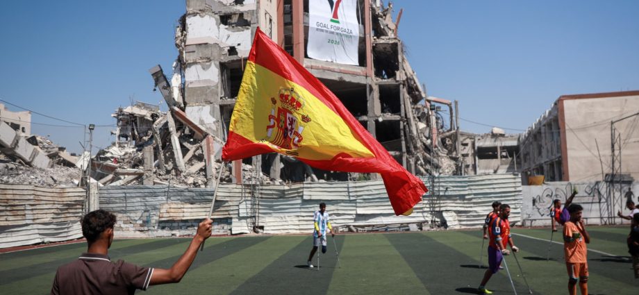 gaza-cheers-for-spain-as-world-cup-final-anticipation-mounts