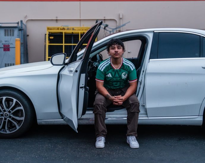 a-23-year-old-‘ice-chaser’-is-notorious-among-federal-agents-he-has-no-plans-to-stop.