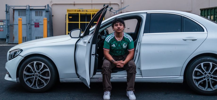 a-23-year-old-‘ice-chaser’-is-notorious-among-federal-agents-he-has-no-plans-to-stop.