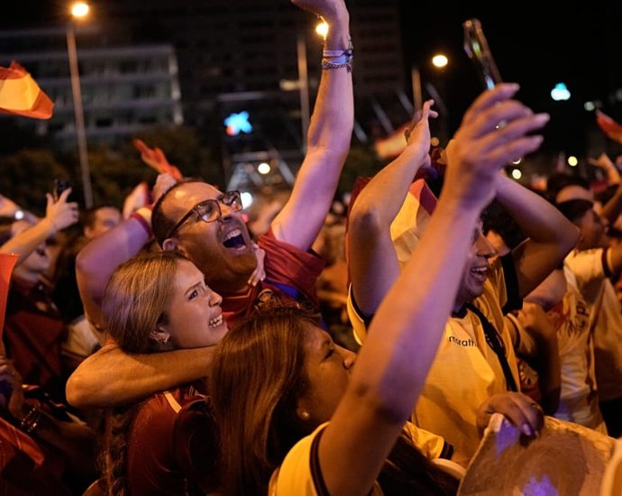 watch:-spain-fans-erupt-in-celebration-after-world-cup-final-victory
