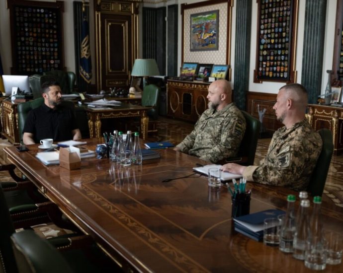 as-rumors-swirl-over-syrskyi’s-future,-zelenskyy-meets-commanders-and-top-general-warns-against-political-infighting