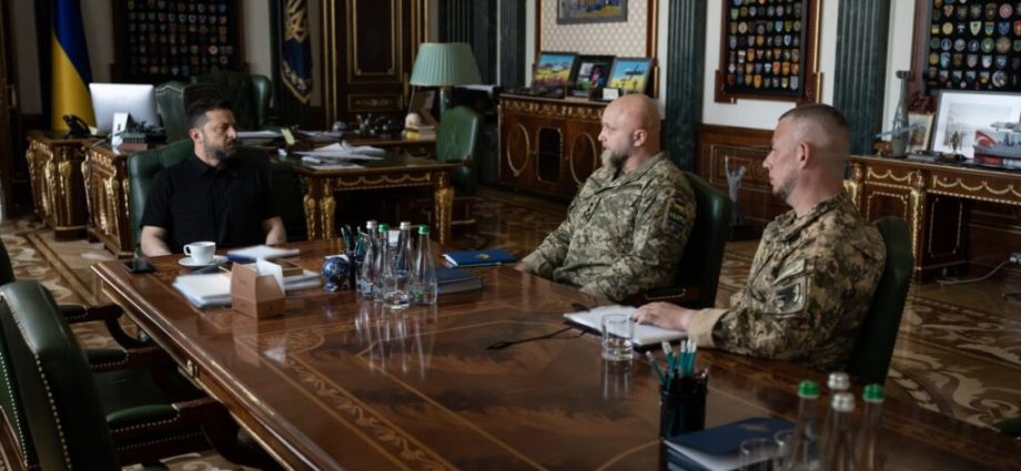 as-rumors-swirl-over-syrskyi’s-future,-zelenskyy-meets-commanders-and-top-general-warns-against-political-infighting