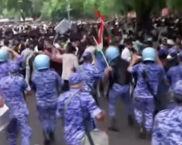 indian-police-beat-‘cockroach’-march-protesters