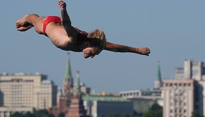 high-divers-take-the-plunge-at-moscow’s-two-rivers-festival