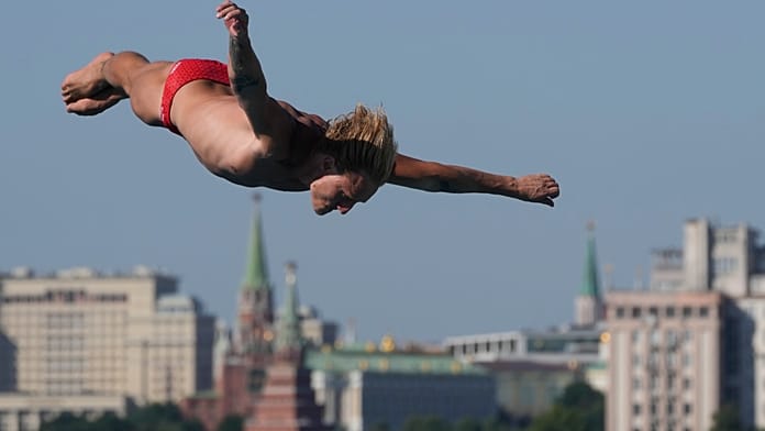 high-divers-take-the-plunge-at-moscow’s-two-rivers-festival