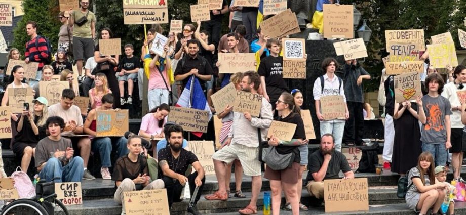 ukraine’s-protesters-set-a-24-july-deadline-as-zelenskyy-weighs-replacing-his-army-chief