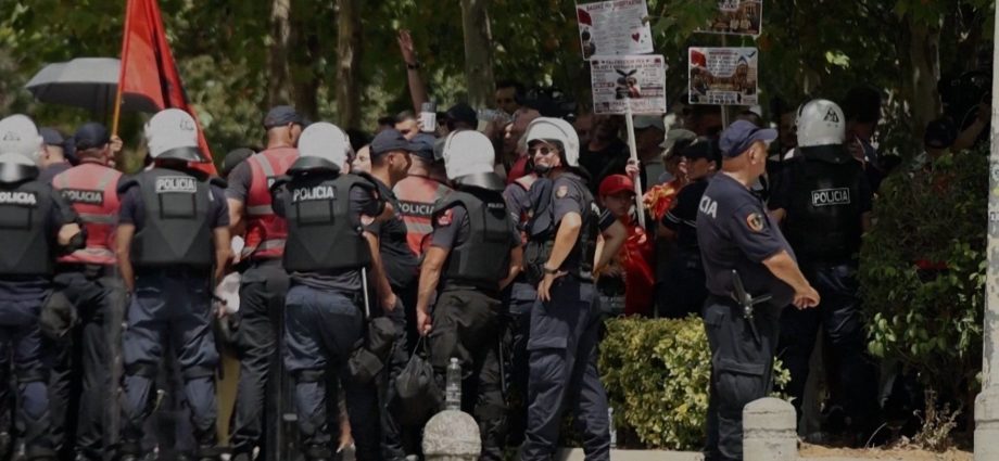 albanian-protesters-pelt-lawmakers’-cars-over-resort-projects