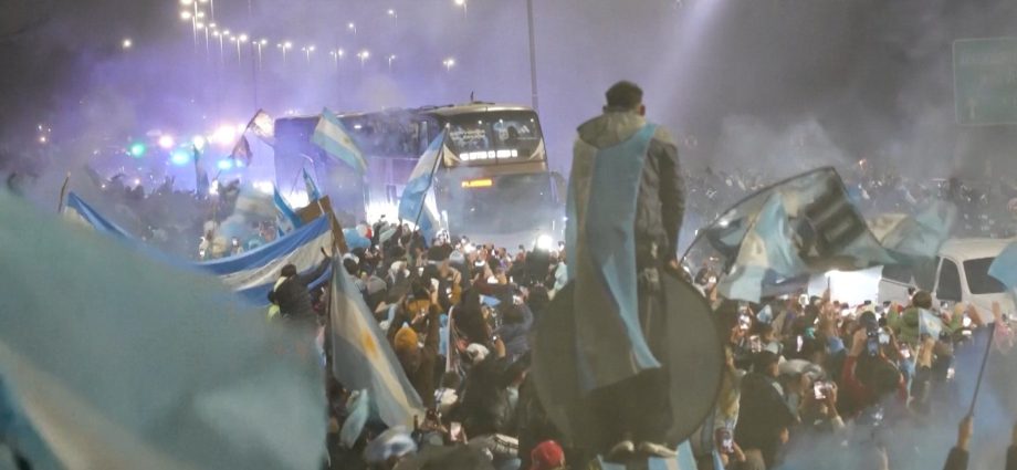 argentina-players-receive-heroes’-welcome-home-despite-world-cup-defeat