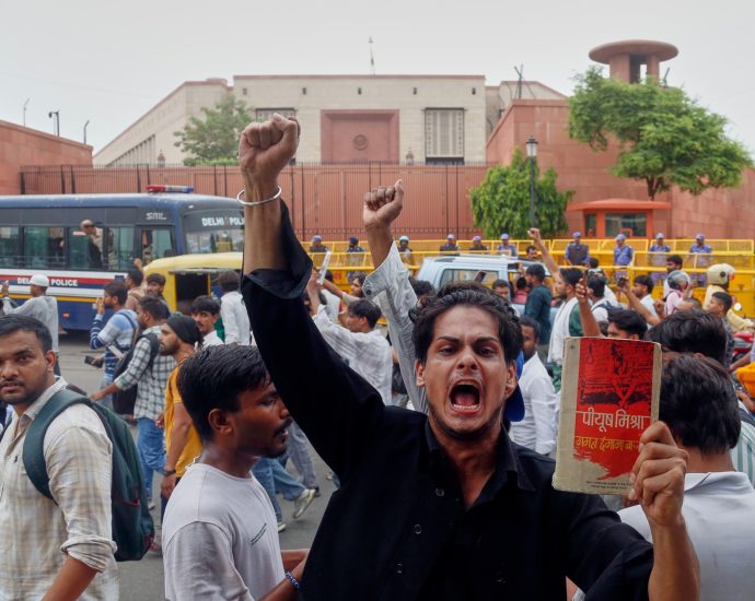 india’s-‘cockroach’-protest-movement-halts-marches-after-police-violence