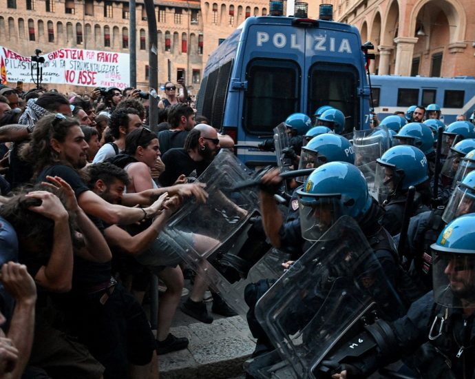 clashes-between-police-and-people-protesting-italy-arrest-death