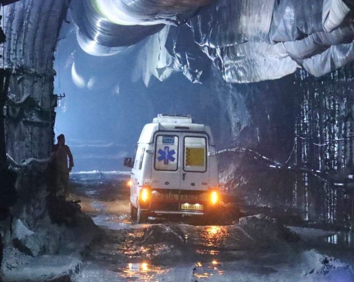 india-tunnel-collapse-kills-10-as-toxic-gases-hamper-rescue