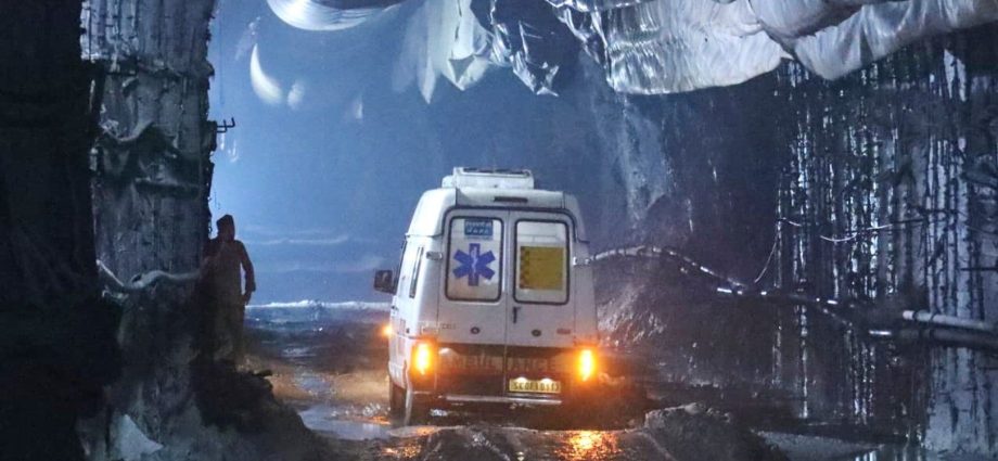 india-tunnel-collapse-kills-10-as-toxic-gases-hamper-rescue