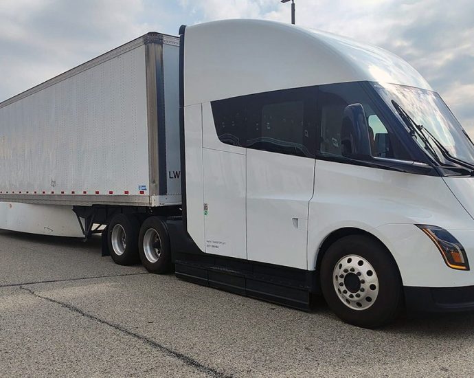wisconsin-based-carrier-is-the-latest-to-begin-a-tesla-semi-pilot